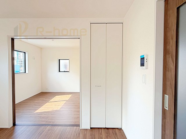 第2土浦市並木　新築戸建て　1号棟の収納|掃除道具などの収納に便利なリビング収納♪共有スペースの収納はあると便利です！