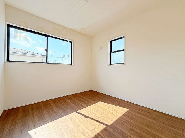 第2土浦市並木　新築戸建て　1号棟の洋室|2面窓の風通しの良い洋室です♪差し込む暖かな陽当たりで、室内がくつろげる空間に早変わりです♪