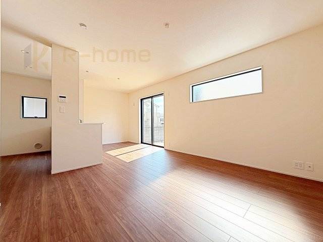 第2土浦市並木　新築戸建て　1号棟の居間・リビング|開放感のあるリビングには収納スペースもあり、ゆったりした空間を保てます♪