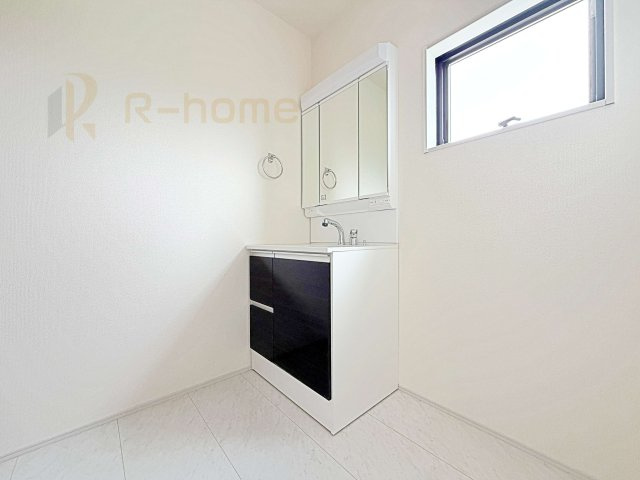 第2土浦市並木　新築戸建て　1号棟の洗面所|三面鏡の使いやすい洗面台です。忙しい朝も家族みんなで身支度可能なスペース。