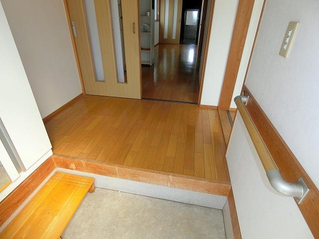 高知市本宮町　中古戸建ての玄関