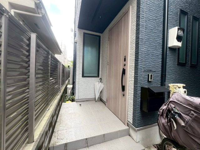 【エントランス】 | 中野区江古田１丁目　中古戸建て | 通りから奥まっているので、視線が入りにくく落ち着いた立地です