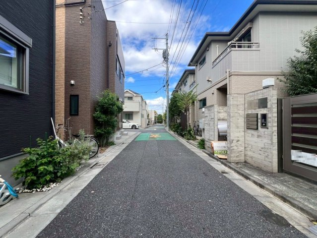 【前面道路含む現地写真】 | 中野区江古田１丁目　中古戸建て | 落ち着いた低層住宅街の一角、穏やかな暮らしを育むエリアです