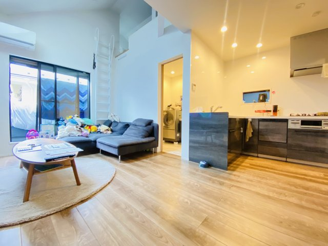 【居間・リビング】 | 中野区江古田１丁目　中古戸建て | 天井が高く開放感に溢れるLDK、採光性が良く爽やかな空間です