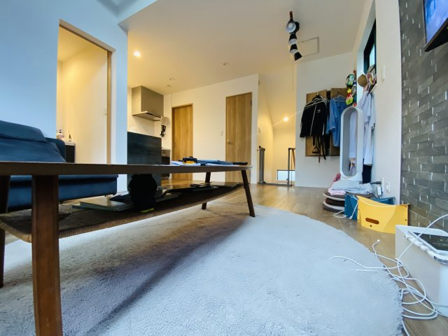 【居間・リビング】 | 中野区江古田１丁目　中古戸建て | 一部アクセントクロス採用、シックにコーディネートできます