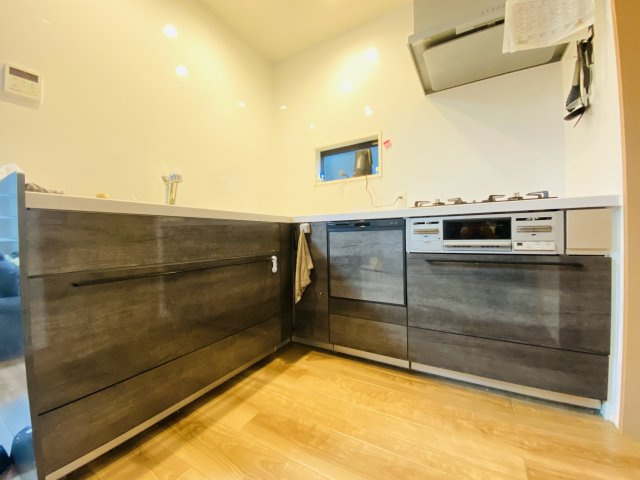 【キッチン】 | 中野区江古田１丁目　中古戸建て | キッチンは機能的に動きやすいL字型タイプ、ビルトイン食洗器付