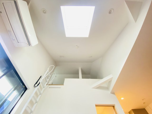 【居間・リビング】 | 中野区江古田１丁目　中古戸建て | 上部吹抜けで天窓から光が降り注ぐリビングは開放的な自遊空間