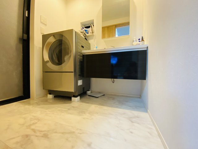 【独立洗面台】 | 中野区江古田１丁目　中古戸建て | 黒と白の洗練された雰囲気でデザイン性が高い洗面所です