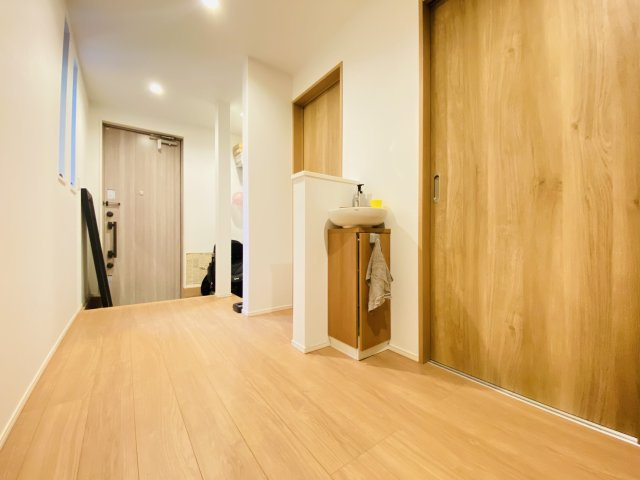 【玄関】 | 中野区江古田１丁目　中古戸建て | 玄関は明るさを強調した心地良い空間設計、洗面台が嬉しいですね