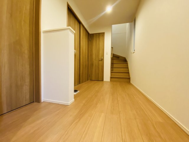 【内装】 | 中野区江古田１丁目　中古戸建て | 入口から見た様子、木のぬくもりで温かみのある雰囲気が漂います