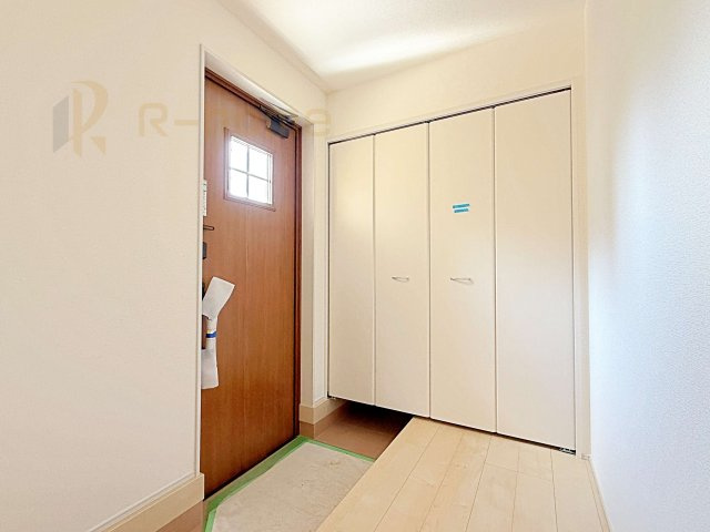 第2土浦市並木　新築戸建て　2号棟の玄関|気持ちよくご家族やゲストを送迎できる穏やかな雰囲気の玄関♪大きな下駄箱で玄関廻りスッキリ♪