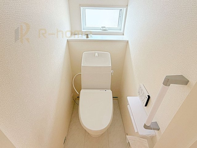 第2土浦市並木　新築戸建て　2号棟のトイレ|温水洗浄便座付きのトイレ。
トイレが２ヵ所設置で朝の忙しい時間でも安心です。