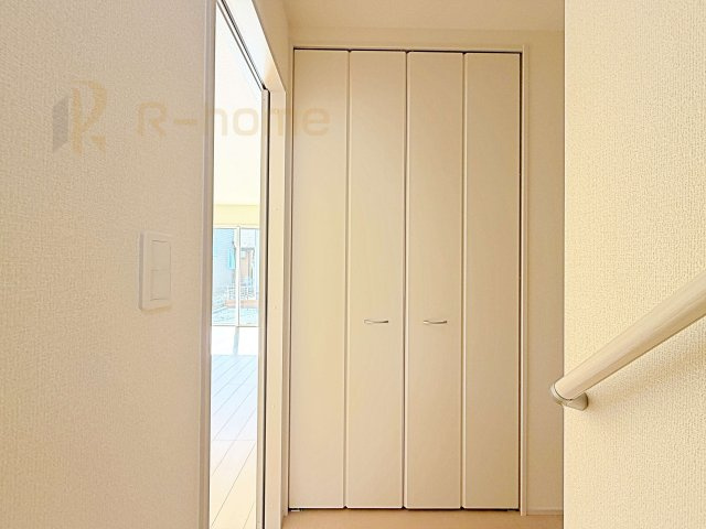第2土浦市並木　新築戸建て　2号棟の収納|掃除機などの収納に便利なホール収納！家族で活用できる嬉しい収納スペース♪