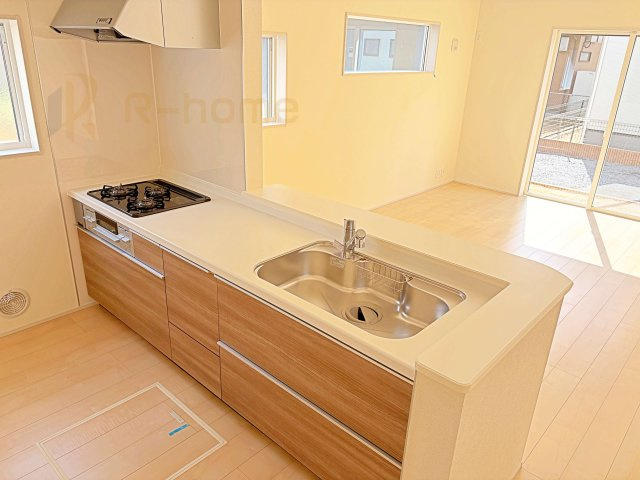 第2土浦市並木　新築戸建て　2号棟のキッチン|料理をしながら家族とコミュニケーションが取れる対面式システムキッチン。