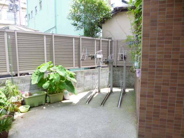北区田端新町３丁目の賃貸マンションの駐車場|自転車はこちらに置けます☆