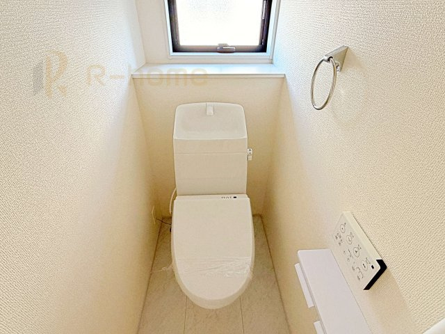 第2土浦市並木　新築戸建て　3号棟のトイレ|温水洗浄便座付きのトイレ。
トイレが２ヵ所設置で朝の忙しい時間でも安心です。
