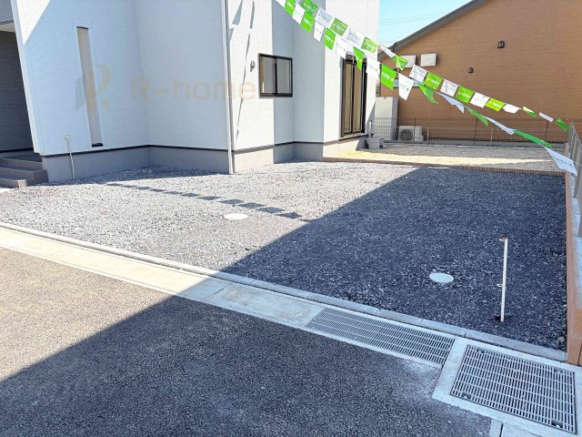 第2土浦市並木　新築戸建て　3号棟の駐車場|カースペースは3台完備。ゲスト用のスペースも確保できますね♪