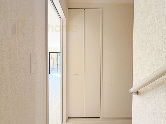 第2土浦市並木　新築戸建て　3号棟の収納|掃除用具などの収納に便利なホール収納！家族で活用できる嬉しい収納スペース♪