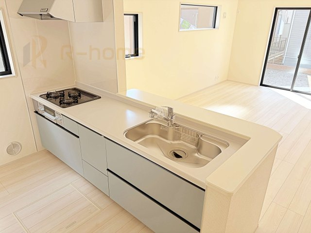 第2土浦市並木　新築戸建て　3号棟のキッチン|料理をしながら家族とコミュニケーションが取れる対面式システムキッチン。