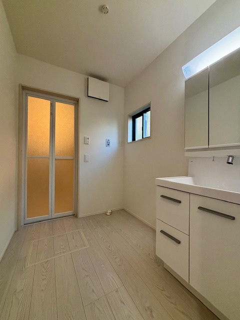 久留米市上津町4-1の洗面所|脱衣場は広めの仕様です。