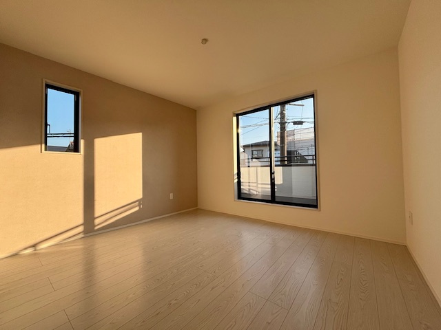 久留米市上津町4-1の洋室|2面採光で明るく風通しの良い洋室。バルコニーにも出入りでき、プライベートな時間を心地よく過ごせます。