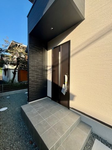 久留米市上津町4-1の玄関|木目調のドアは人気です♪