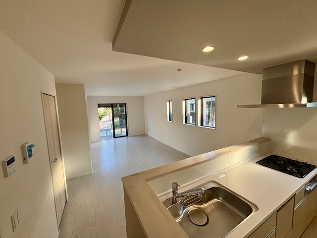 久留米市上津町4-1のキッチン|料理をしながらご家族との会話を楽しめる対面キッチンです。リビングを見渡せる作りが人気です。