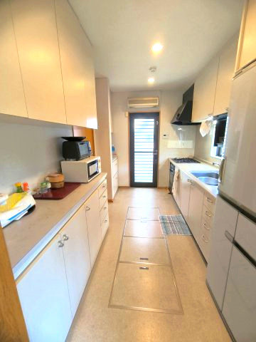 海まで7分！90坪超えの敷地　車複数台駐車可能のキッチン|キッチン