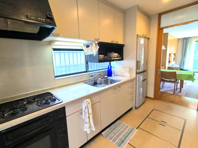 海まで7分！90坪超えの敷地　車複数台駐車可能のキッチン|キッチン