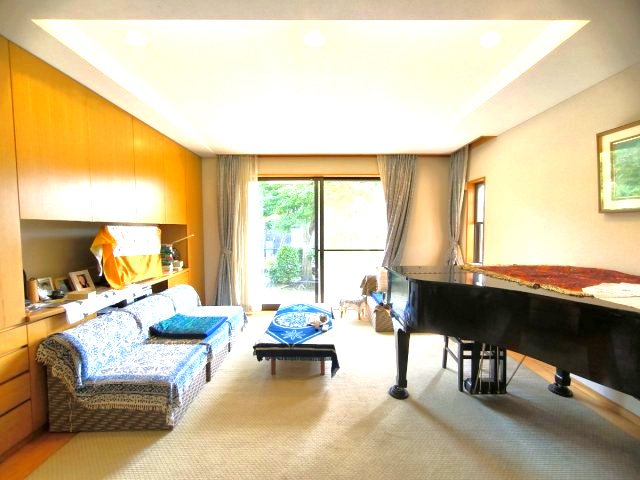 海まで7分！90坪超えの敷地　車複数台駐車可能の居間・リビング|リビング