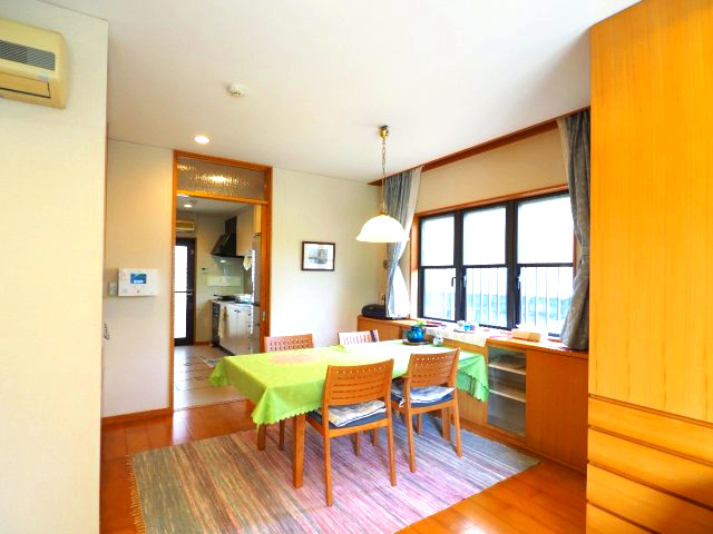 海まで7分！90坪超えの敷地　車複数台駐車可能の居間・リビング|リビング