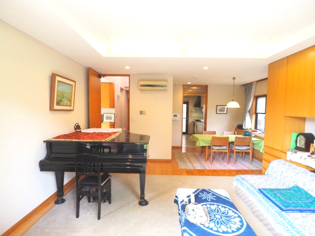 海まで7分！90坪超えの敷地　車複数台駐車可能の居間・リビング|リビング