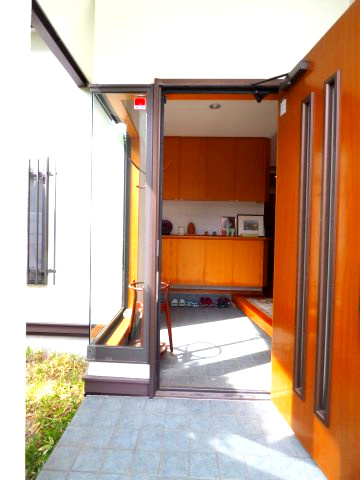 海まで7分！90坪超えの敷地　車複数台駐車可能の玄関|玄関