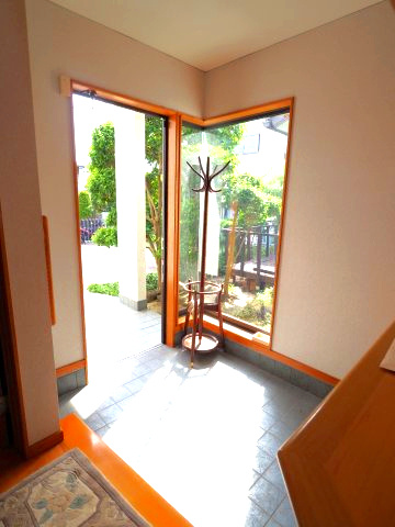 海まで7分！90坪超えの敷地　車複数台駐車可能の玄関|玄関