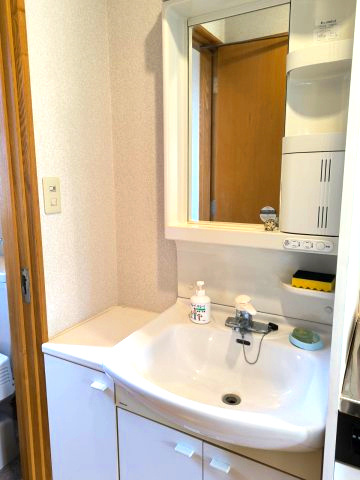 海まで7分！90坪超えの敷地　車複数台駐車可能の独立洗面台|独立洗面台