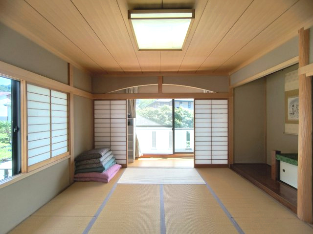 海まで7分！90坪超えの敷地　車複数台駐車可能の和室|明るい室内