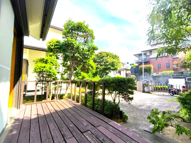 海まで7分！90坪超えの敷地　車複数台駐車可能の設備|ウッドデッキ