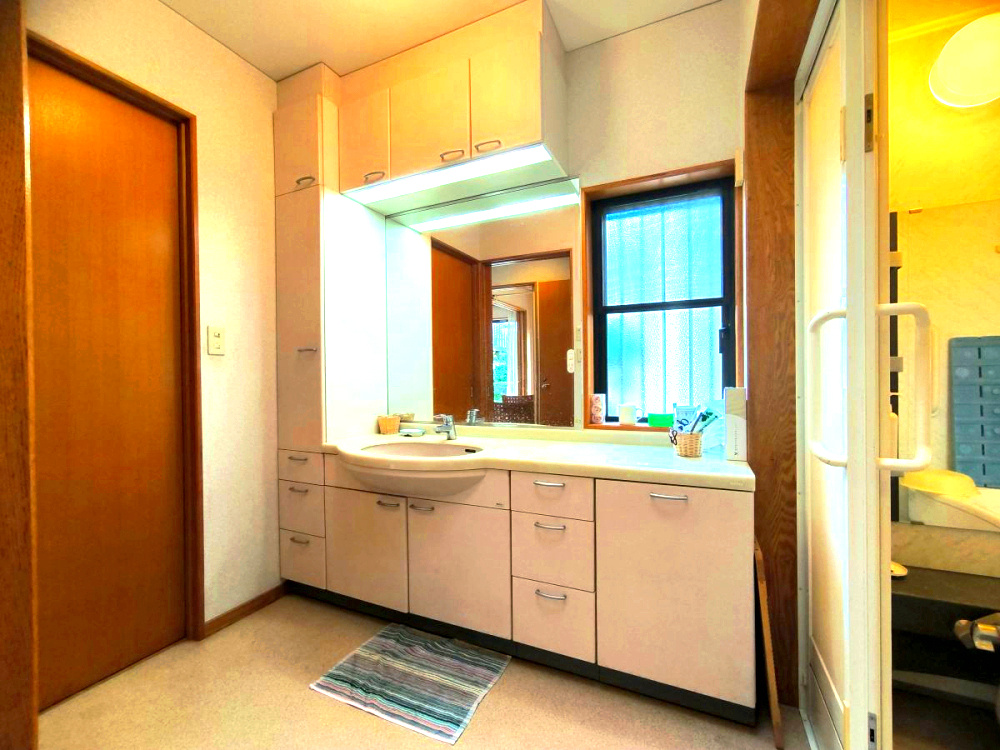 海まで7分！90坪超えの敷地　車複数台駐車可能の独立洗面台