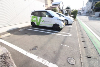 【駐車場】 | ロイヤルコート曰佐 | 駐車場