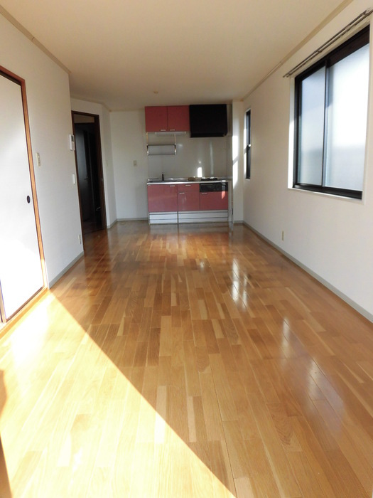 セジュール大善寺 B棟の居間・リビング|こちらのリビングで趣味の時間をお楽しみください