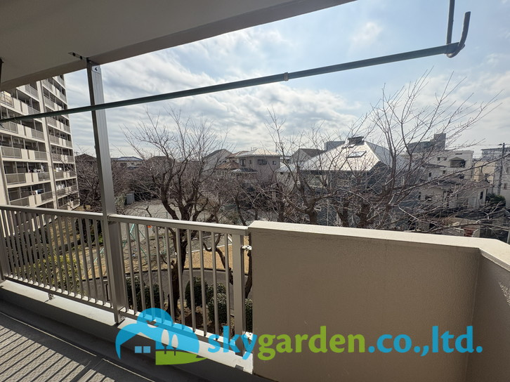 六会駅前高層住宅のバルコニー