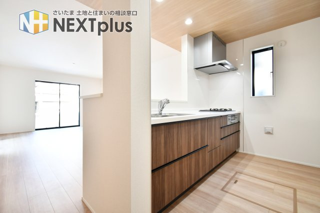 上尾市平塚11期全1棟のキッチン|キッチンにも小窓がついている為、手元を照らしてくれます！戸建ならではの嬉しいPOINT。収納が2段ありますので、細かく分類して収納できます！調理スペースも広くお料理が捗りそうですね◎