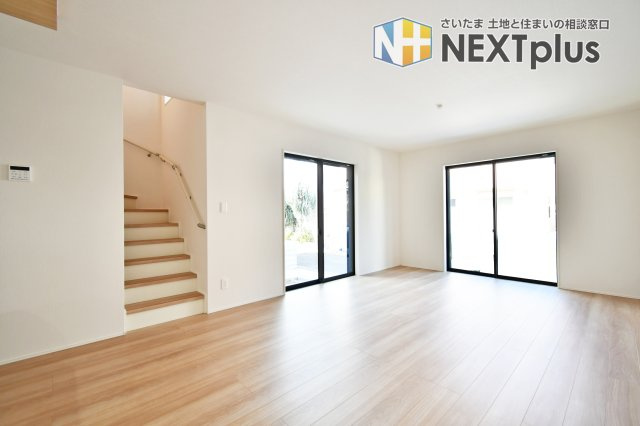 上尾市平塚11期全1棟の居間・リビング|LDK17.75帖：リビング階段を採用しておりますので、必ず家族が顔を合わせることが出来るのが魅力！反抗期を迎えたお子様との「おはよう」「ただいま」などの挨拶もできます。