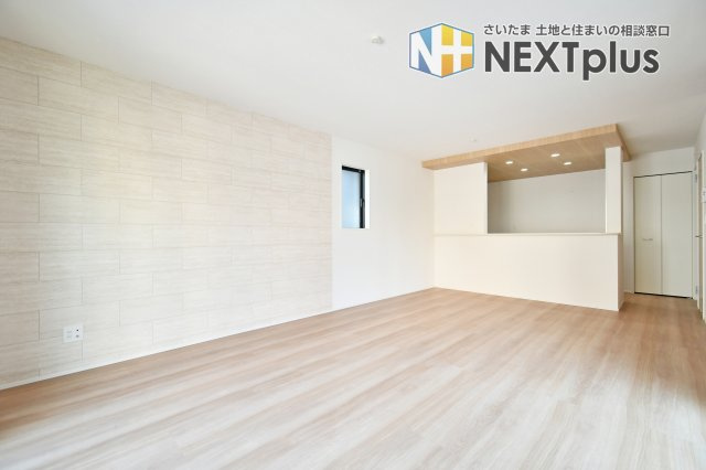 上尾市平塚11期全1棟の居間・リビング|LDK17.75帖：カウンターキッチンの前にはダイニングテーブルを置き、奥にソファーやテレビを置く事で、ダイニング空間とリビング空間を分ける事ができメリハリがつきます！