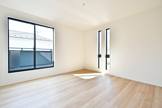 上尾市平塚11期全1棟の洋室|洋室①8.5帖：北西と南西と北東の三面採光ですので、通風良好です！バルコニーに出る事もできます！キングベッドやサイドテーブルも置く事ができる広さですので、主寝室におすすめです！