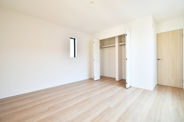 上尾市平塚11期全1棟の洋室|洋室①8.5帖：クローゼットは上下セパレート・ハンガーパイプ付きです！上には季節物や思い出など毎日手に取らないものを収納、下にはハンガーパイプへコートや洋服など…かける収納もできます！