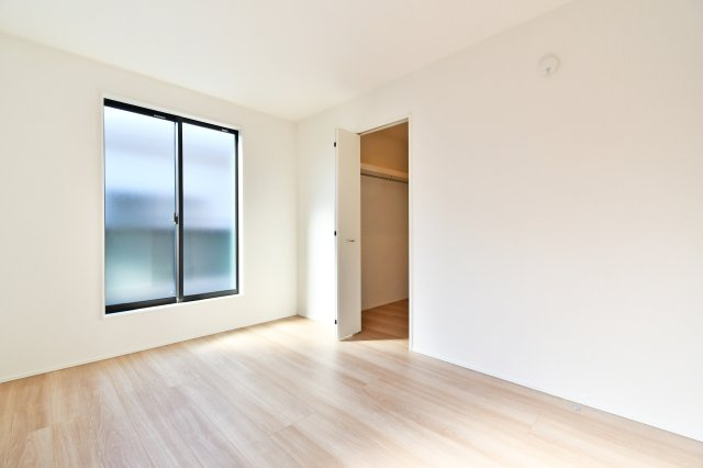 上尾市平塚11期全1棟の洋室|洋室②6.0帖：バルコニーへ出ることが出来る洋室。ベッドとデスク、本棚を置いても余裕のあり、お子様の一人部屋にもおすすめ！二面採光で通風採光共に良好です。ウォークインクローゼットも備わっております。