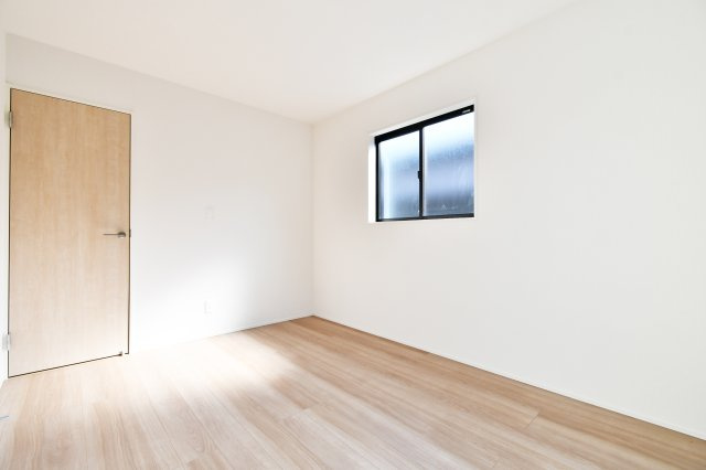 上尾市平塚11期全1棟の洋室|洋室②6.0帖：白基調な洋室ですのでより空間を広く感じさせます。梁などデッドスペースになるものが室内にないため、家具のレイアウトもしやすいお部屋になっております！