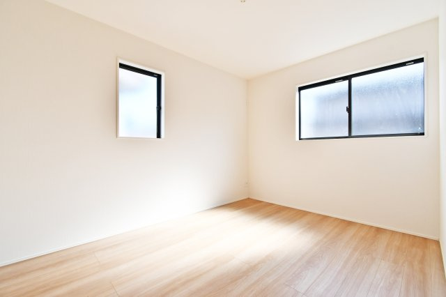 上尾市平塚11期全1棟の洋室|洋室③6.0帖：南東と南西の二面採光の洋室です。クローゼットも備わっております。ベッドとデスク、本棚を置いても余裕のありますので、お子様の一人部屋にもおすすめ！二面採光で通風採光共に良好です。