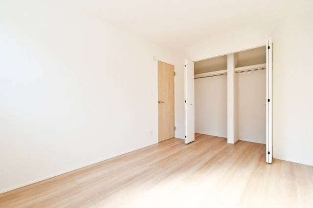 上尾市平塚11期全1棟の洋室|洋室③6.0帖：クローゼットは各部屋に備わっておりますので、家族それぞれで洋服収納をすることも可能です。また、上下セパレートになっているため衣替えもしやすく、ハンガーパイプで家事時短にも◎！